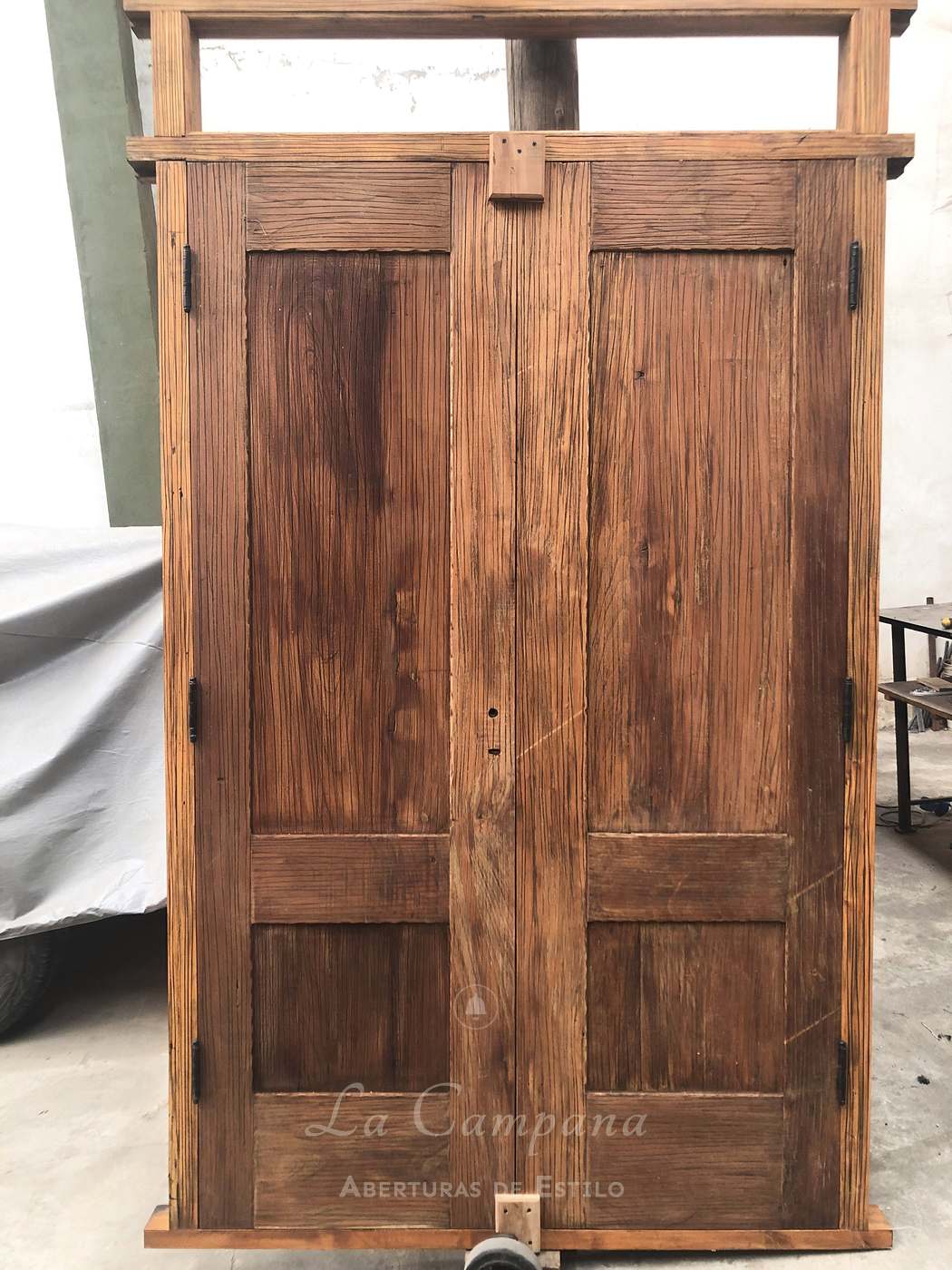 Puerta con detalles en hierro