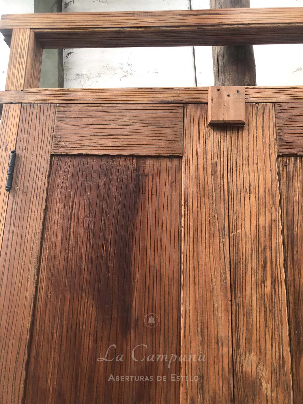 Puerta con detalles en hierro