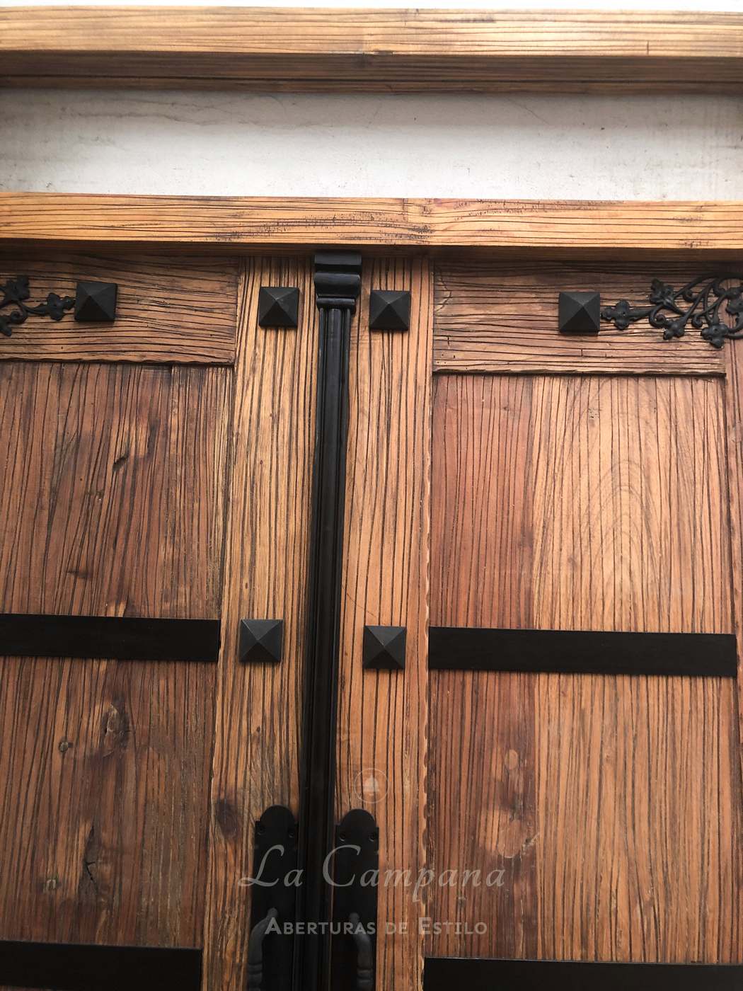 Puerta con detalles en hierro