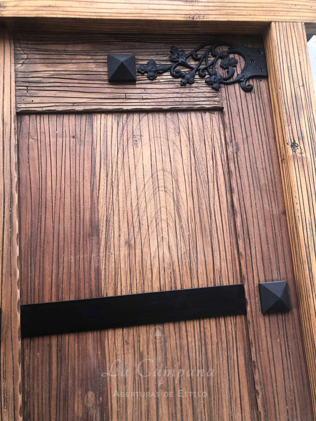 Puerta con detalles en hierro