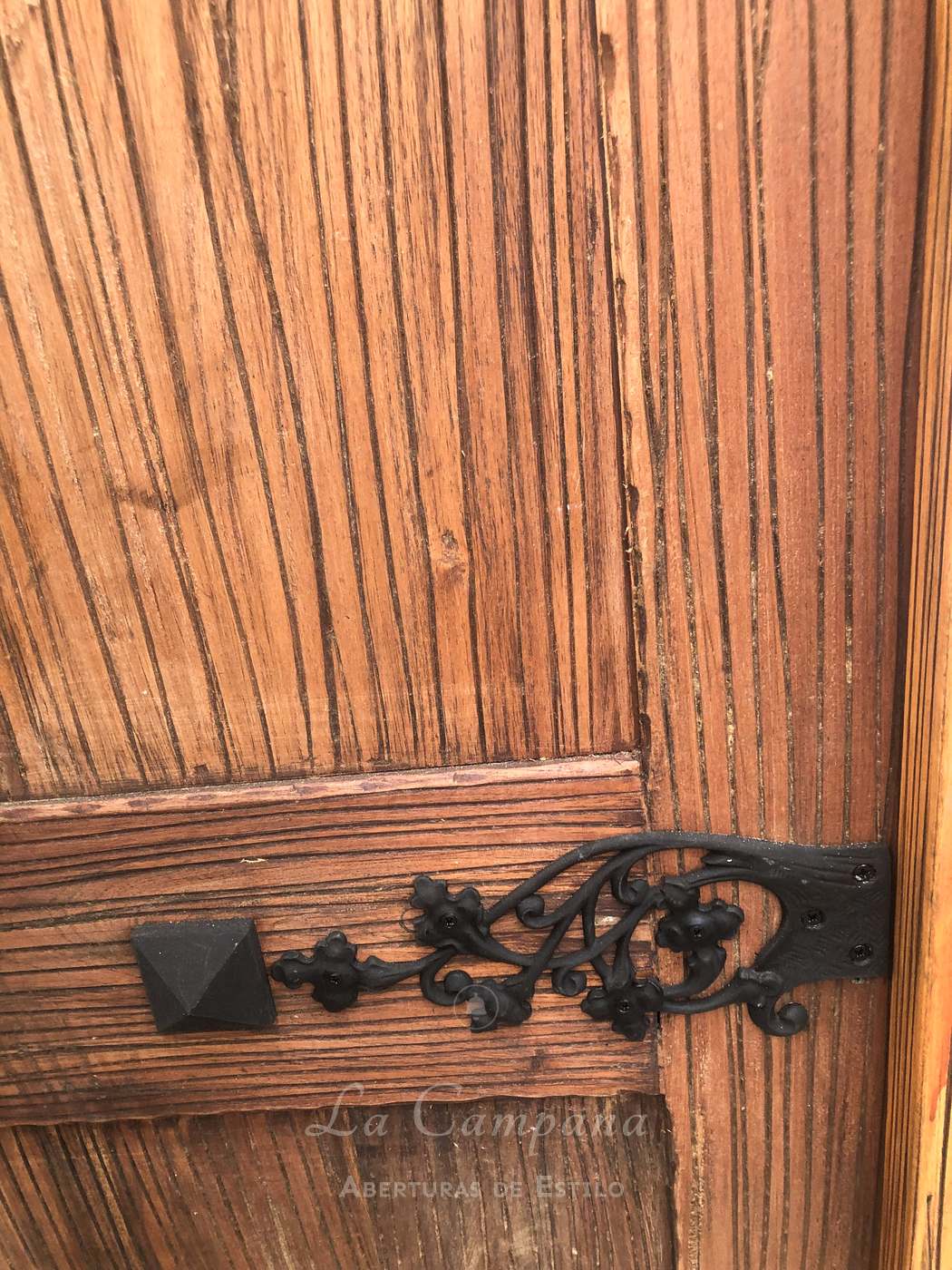 Puerta con detalles en hierro