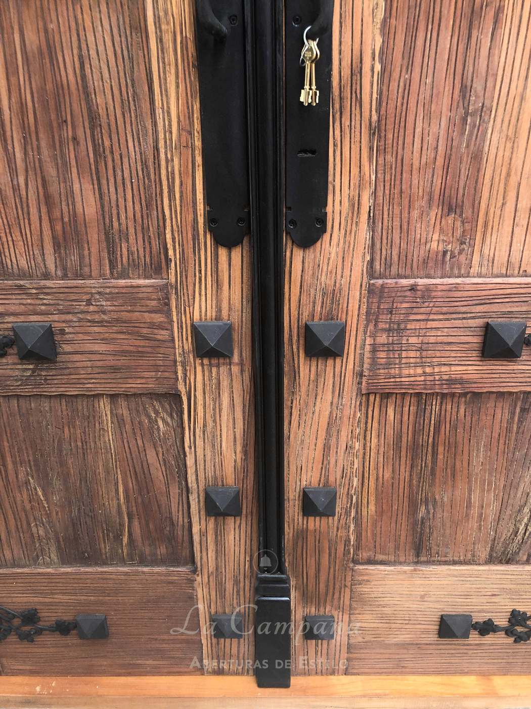 Puerta con detalles en hierro